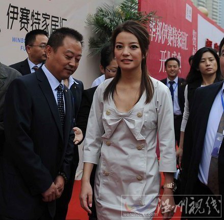 趙薇封百花獎影后之后首次回到安徽合肥家鄉(xiāng)眾人“護(hù)駕”