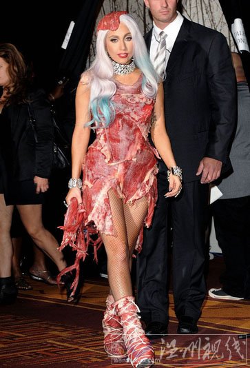 lady gaga mv音樂錄影帶大獎(jiǎng)?lì)C獎(jiǎng)禮 lady gaga 肉片裝有點(diǎn)血腥感覺