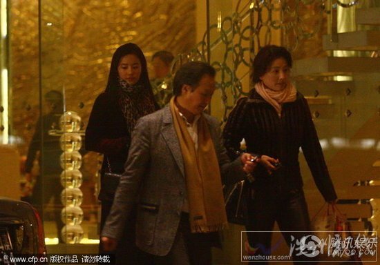 劉亦菲和媽媽、教父一起