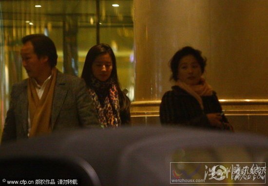 劉亦菲和媽媽、教父一起