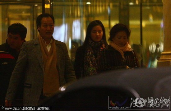 劉亦菲和媽媽、教父一起