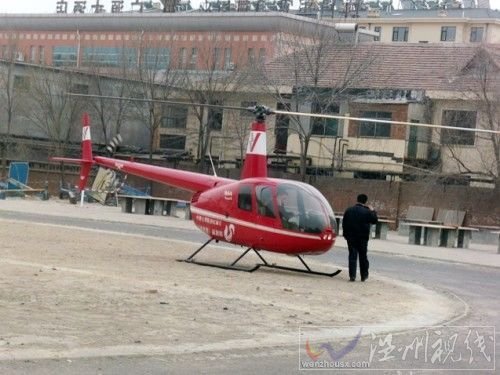山東直升機接人，山東男子駕直升機空降校園接走女生