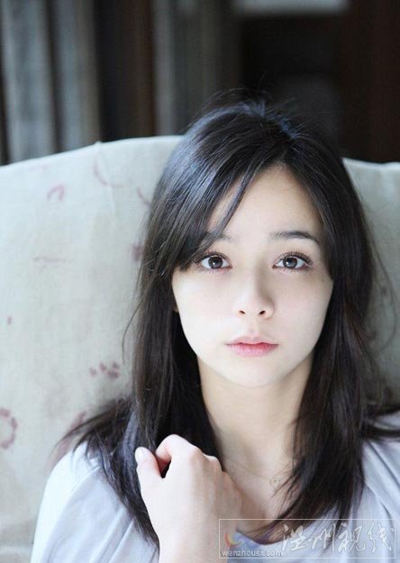 加藤羅莎：日本女演員及模特兒，出生於橫濱市。在鹿兒島市立皇德寺中學校、鹿兒島縣立鹿兒島西高等學校畢業。所屬經紀公司為研音。父親是意大利人，母親是日本人。6歲前住在意大利的那不勒斯(Naples)，以前懂得意大利文，回日本後生疏了。