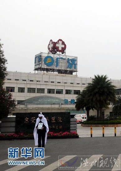 4月6日，在東莞市鳳崗鎮(zhèn)廣濟(jì)醫(yī)院大門前，肖海國站在醫(yī)院門口討公道。 新華社記者 周強(qiáng) 攝