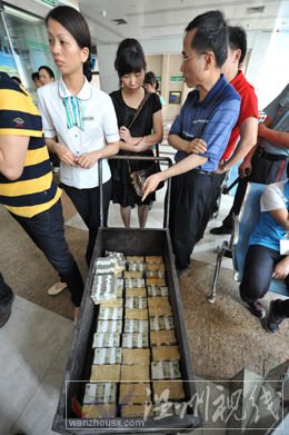 銀行說，8個人同時存零鈔耽誤了其他顧客