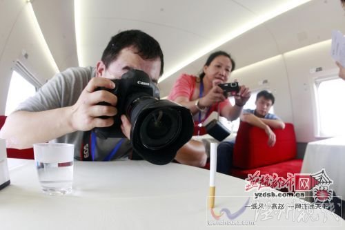 時(shí)速300公里，記者用一根香煙測(cè)試列車的平穩(wěn)，香煙立桌上不倒。