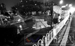昨日，蘋果園南路兩人被沖入井內(nèi)。事發(fā)后，現(xiàn)場已拉上警戒線。本報記者 王貴彬 攝
