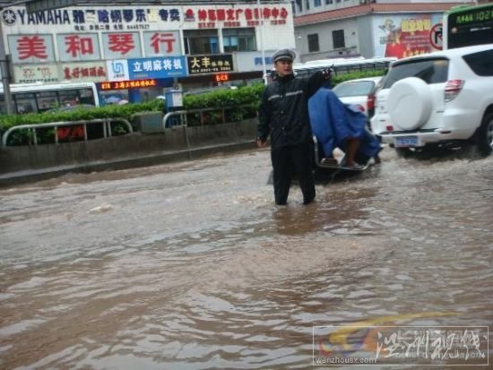 長沙交警站在水里指揮交通?！　￡悇︶?攝 圖片來源：星辰在線