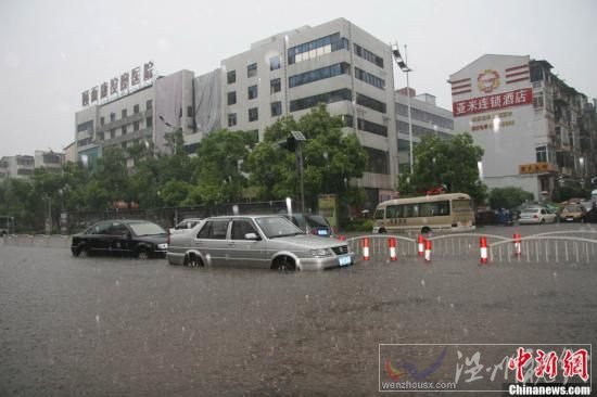 6月28日下午，長沙遭遇暴雨襲擊，城區部分地段由于積水較深，導致交通受阻。在積水較為嚴重的長沙市八一橋段，部分車輛已經拋錨，被浸水中。圖為轎車停在路中不敢前行。傅煜 攝