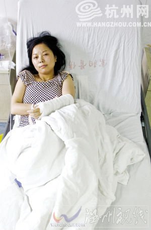 躺在病床上的吳菊萍 記者 賈代騰飛 攝