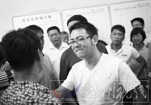 眾親友趕到殯儀館，準備陪楊峰去認尸。此前，楊峰發動200余親友幫助尋妻。