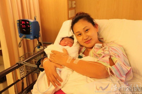 趙文卓老婆張丹露在香港醫(yī)院剖腹為他產(chǎn)下一子