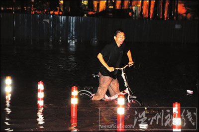 暴雨致北京局地內(nèi)澇 大興百余畝蔬菜大棚垮塌