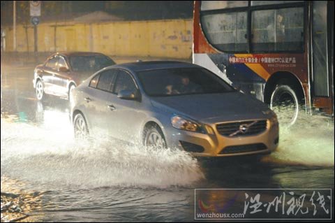 沈陽大到暴雨 552名交警雨中值勤