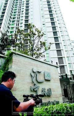 劉雪華承認(rèn)與鄧育昆有爭(zhēng)執(zhí)磕頭跪求見(jiàn)亡夫遺體