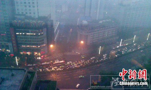 成都市區(qū)降暴雨晝?nèi)缫? width=