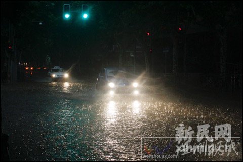 黑云壓城 申城31日下午遭遇強降雨