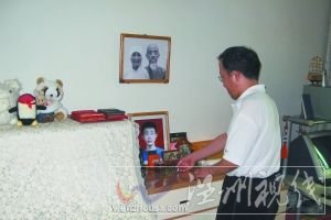 8月3日，藥慶衛在兒子藥家鑫的屋里，桌上放著藥家鑫的照片以及他最喜歡的濱崎步唱片。本報記者