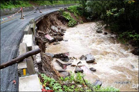 陜西佛坪境內108國道因暴雨再度交通中斷