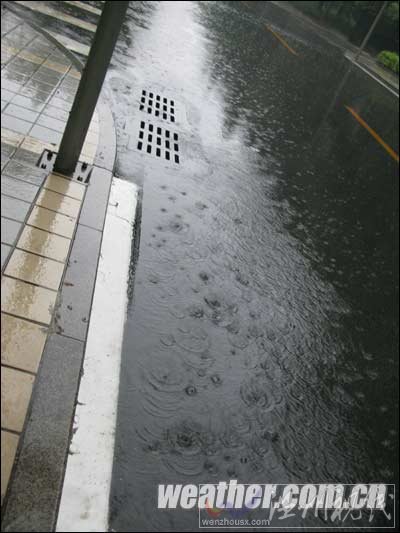 京城清晨普降小到中雨 局地雨勢(shì)較大或影響早高峰