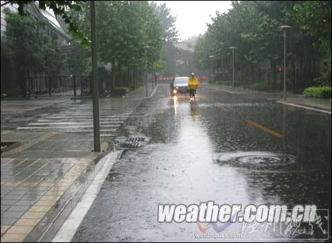 京城清晨普降小到中雨 局地雨勢(shì)較大或影響早高峰