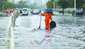 撈 西二旗北路，工作人員在疏通下水道。本報(bào)記者 浦峰 攝