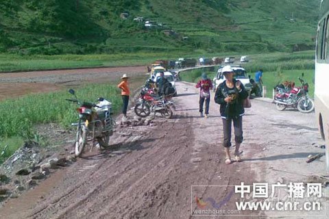 云南云龍發(fā)生泥石流 公路中斷二百余人被堵