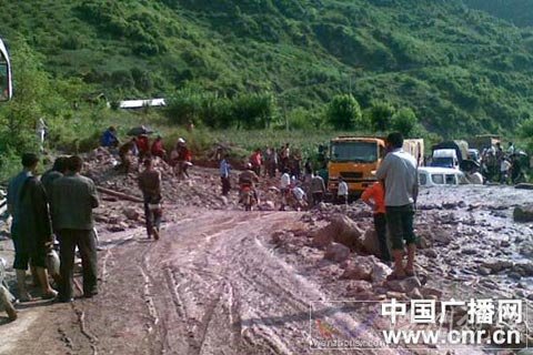 云南云龍發(fā)生泥石流 公路中斷二百余人被堵