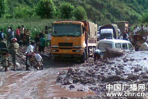 云南云龍發(fā)生泥石流 公路中斷二百余人被堵