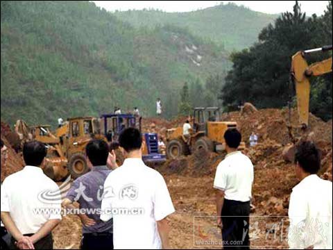江西吉安縣發生大面積山體滑坡 319國道被堵