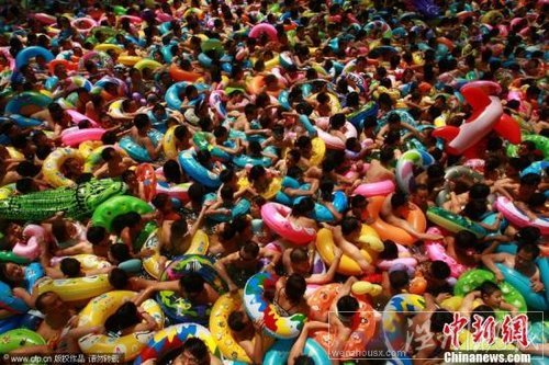 2011年8月14日，數萬游客在位于四川省遂寧市大英縣的中國死海室內漂浮池內沖浪，樂享酷暑水中的清涼。入夏以來，中國死海迎來了近百萬游客前來親水消暑度夏。鐘敏 攝 CFP視覺中國