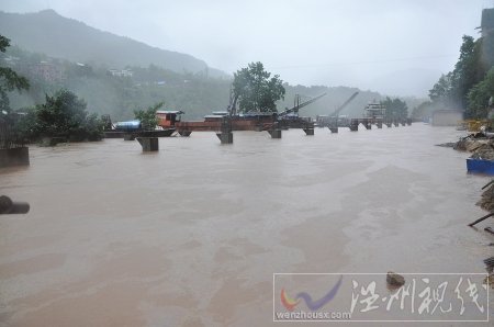 平昌縣城雷坡石處兩座加油站被完全淹沒(méi)
