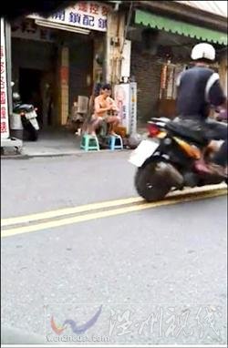 男子穿內褲當街練“吊陰功” 嚇壞女路人(圖)