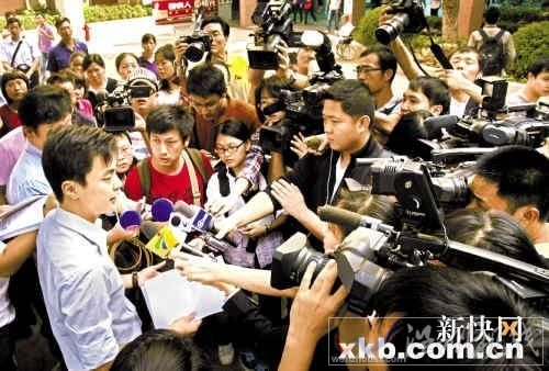 圖為小悅悅父母的代理律師接受記者采訪。