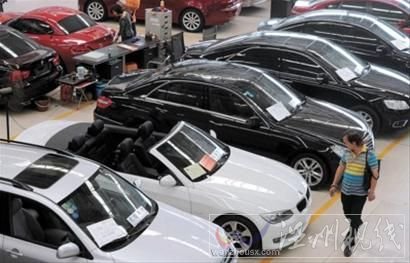 溫州二手車市場最近豪車云集。 本報圖片均為 晚報 何雯亞 現場圖片 