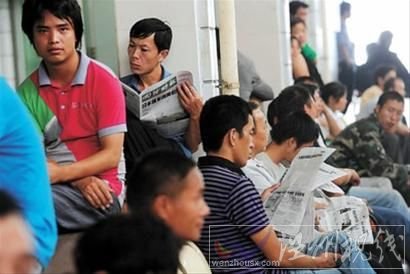 在溫州的求職中介所內，不少人淡定地等待雇主上門招。