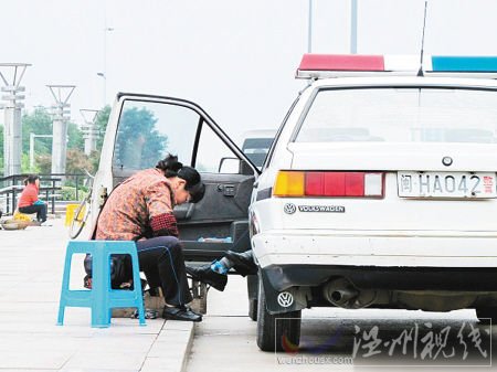 男子警車內伸腳讓婦女擦鞋引熱議(圖)