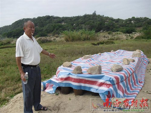 祖墳被開發(fā)商挖出來后，本來散落在各處，當(dāng)?shù)厝罕娺M(jìn)行整理，但這些骨頭已經(jīng)無法分辨墳主