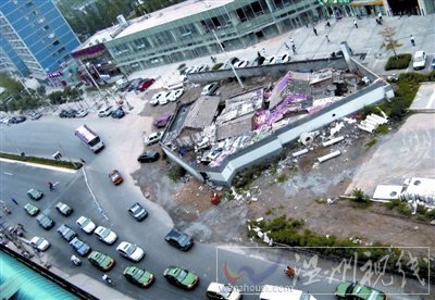 “釘子戶”占路8年被強(qiáng)拆 協(xié)商時(shí)鏟車(chē)開(kāi)到(圖)