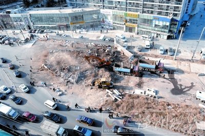 “釘子戶”占路8年被強(qiáng)拆 協(xié)商時(shí)鏟車(chē)開(kāi)到(圖)