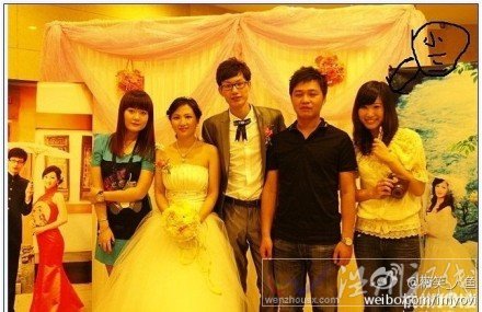 肖艷琴結(jié)婚合影：左二為肖艷琴，左三為丈夫姜宏，右一為小三
