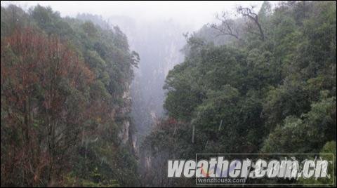 張家界景區迎來下半年首場降雪 天門山氣溫降至-7℃