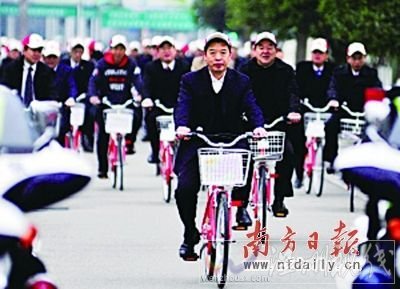領(lǐng)導(dǎo)騎車警車開道