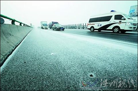 山東霧雪夾擊高速變溜冰場(chǎng) 多車(chē)連撞連發(fā)20余起
