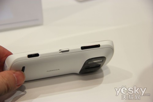 圖為：諾基亞 808 PureView 手機