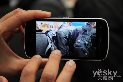 圖為：諾基亞 808 PureView 手機