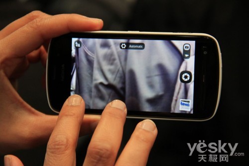 圖為：諾基亞 808 PureView 手機