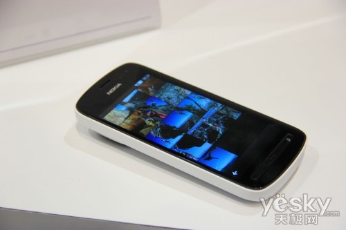 圖為：諾基亞 808 PureView 手機