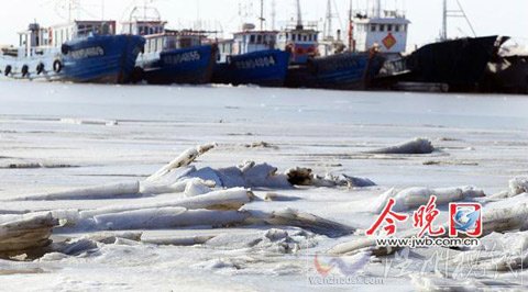 渤海灣天津海域出現初生冰 部分漁船被困（組圖）