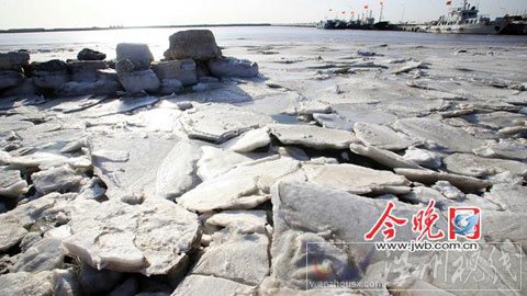 渤海灣天津海域出現初生冰 部分漁船被困（組圖）